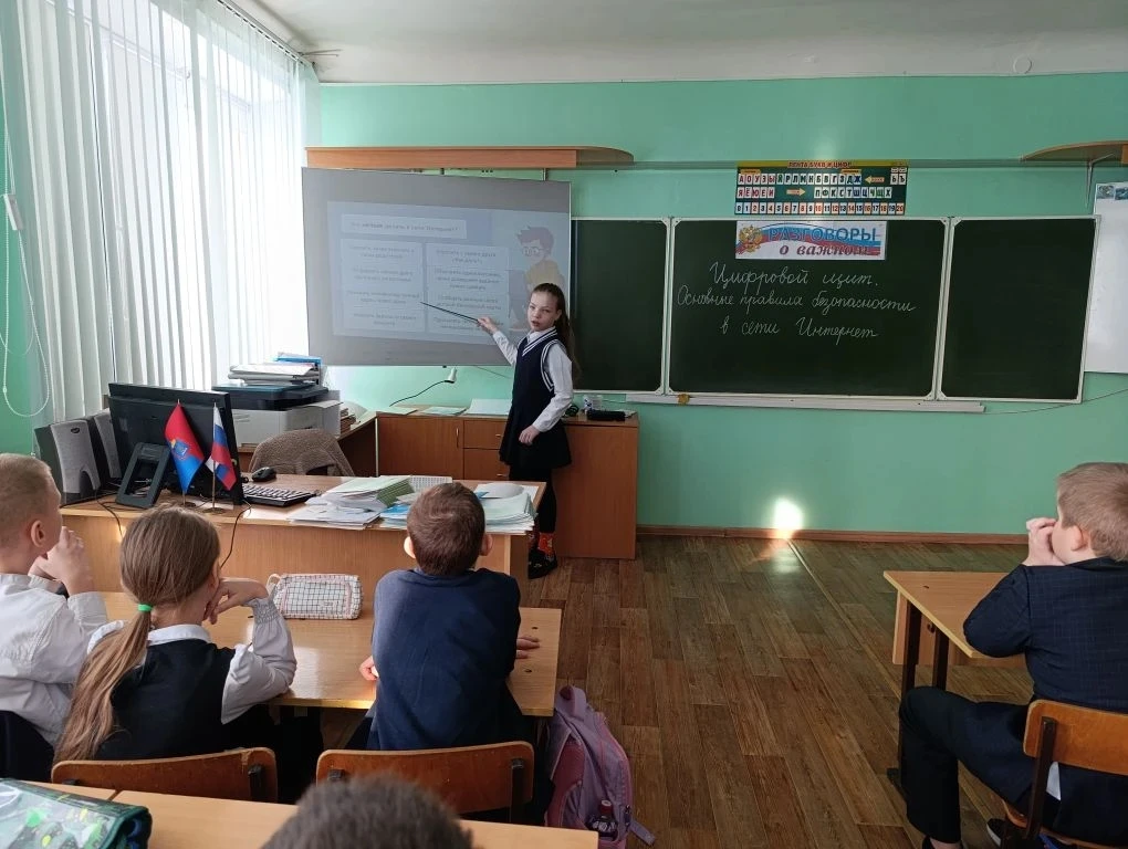 🇷🇺РАЗГОВОРЫ О ВАЖНОМ🇷🇺 ☀Утро понедельника 2 марта в МБОУ "Гимназия" г. Моршанска традиционно началос
