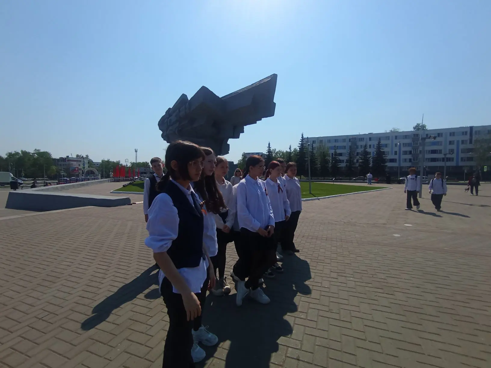 Накануне великого Дня Победы учащиеся 6 «Б» класса отправились к монументу «Родина-мать», чтобы сказ