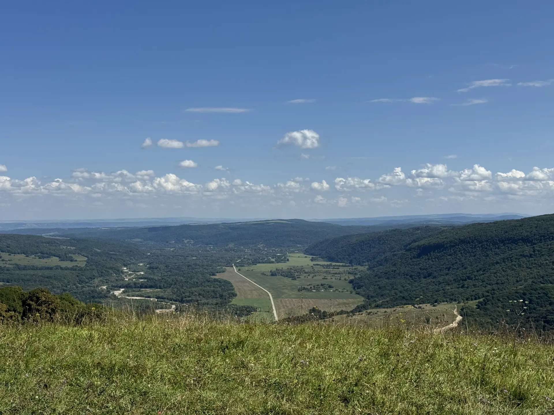 Делимся с вами живописными видами с вершины горы Кизинчи 🏞️