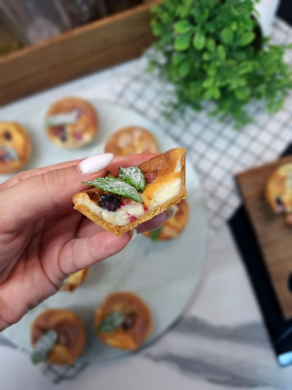 Пробовала готовить сегодня нежные мини‑чизкейки с домашним сыром.😋 
Сразу скажу: над рецептом чизке