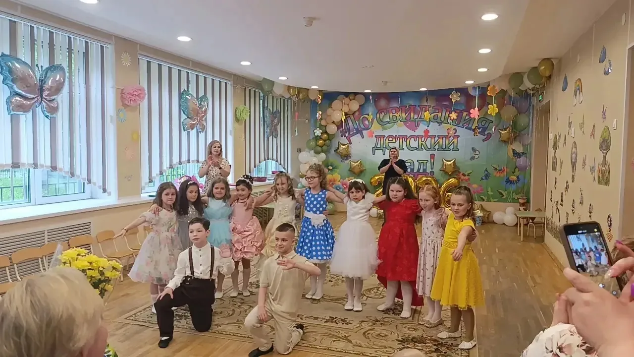 🎉 Выпускной бал в группе «Пчёлки»: волшебство и первые шаги к школе! 🎉