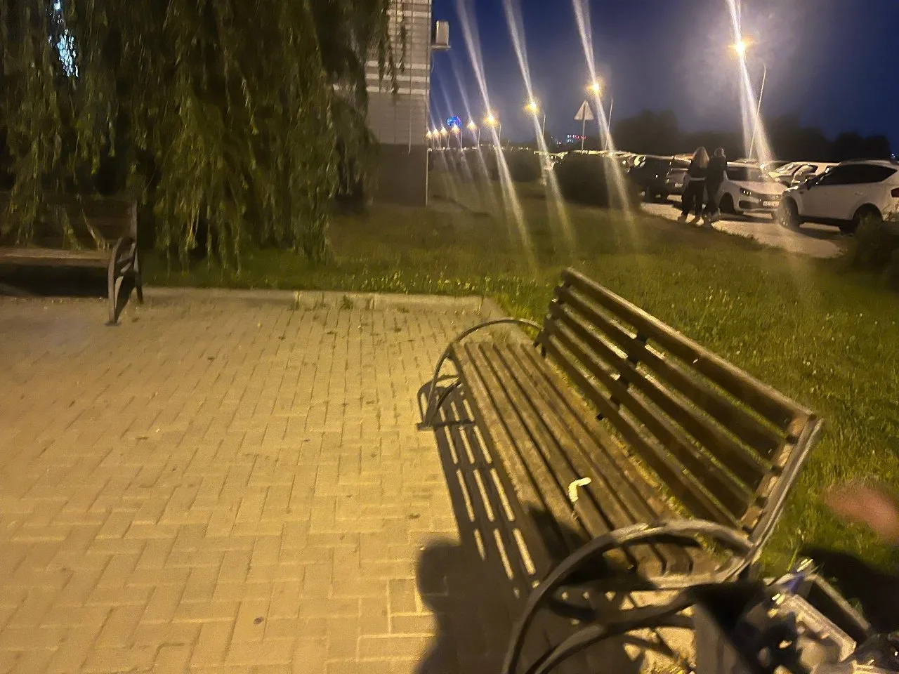 Нашли положили на скамейку