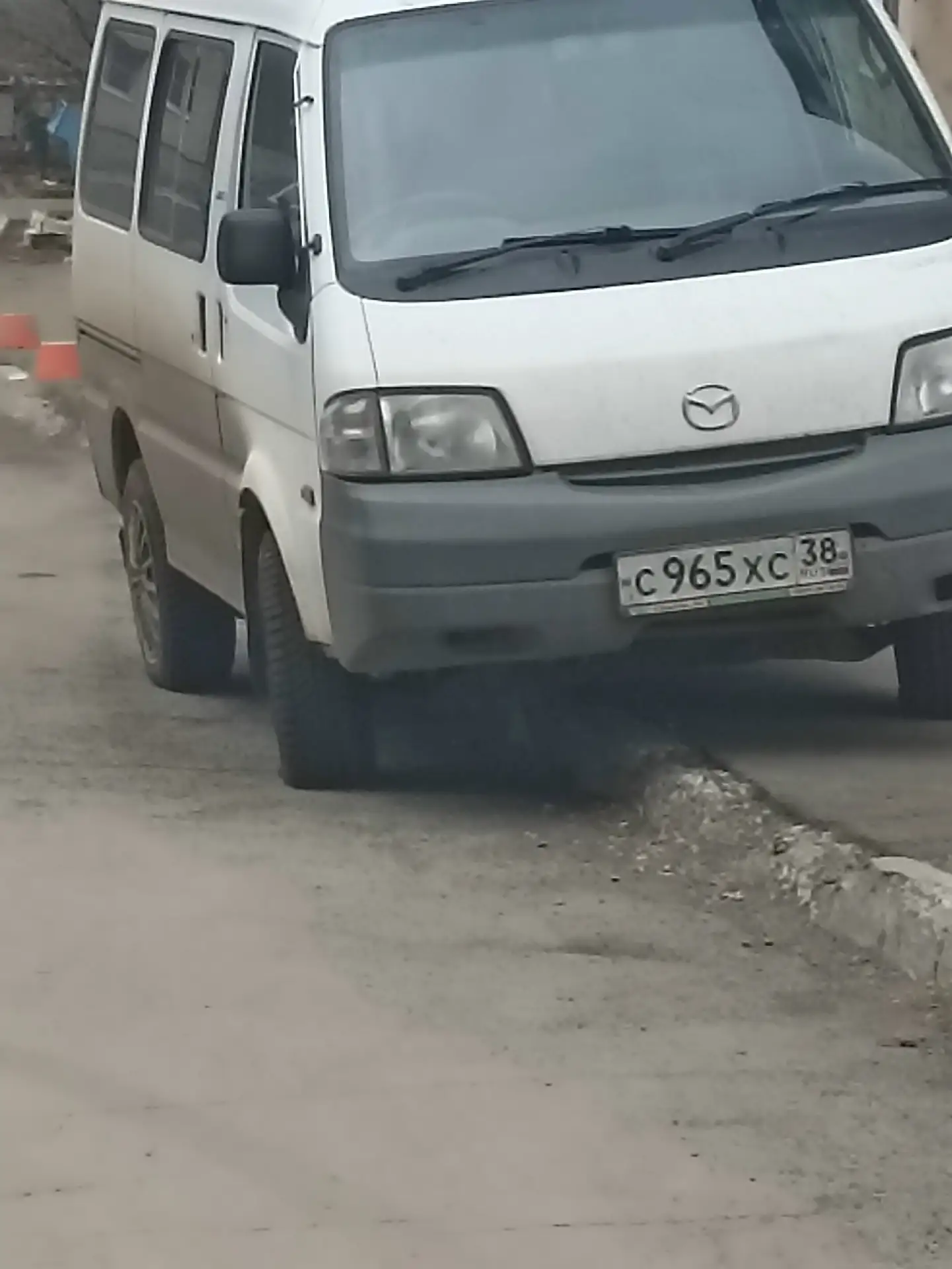 Вот такой автохам, постоянно, живёт на тротуаре, совести нет