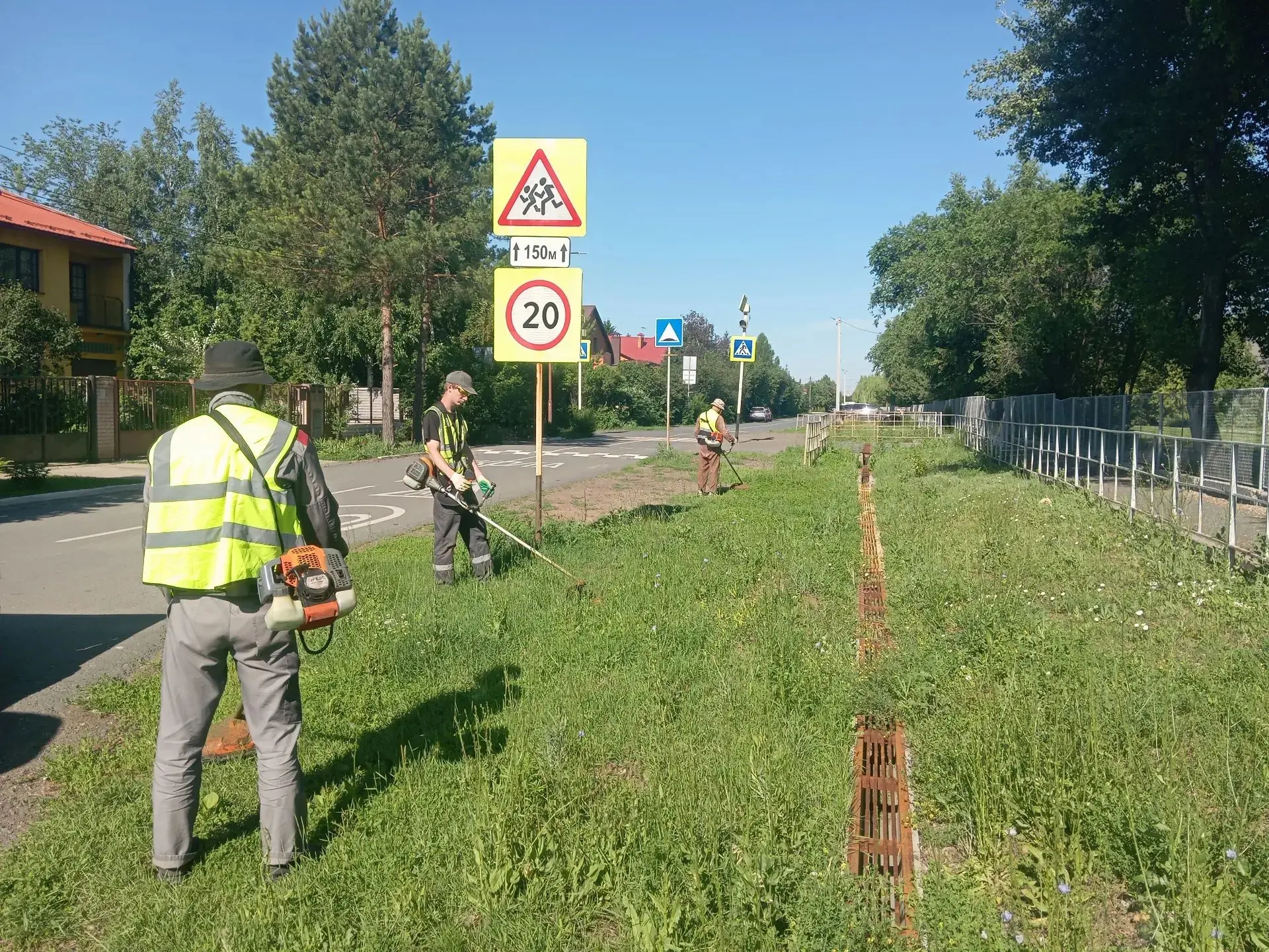 17.06.2026 Выполнены следующие виды работ по благоустройству посёлка:
-Выкос травы
ул. Октябрьская, 