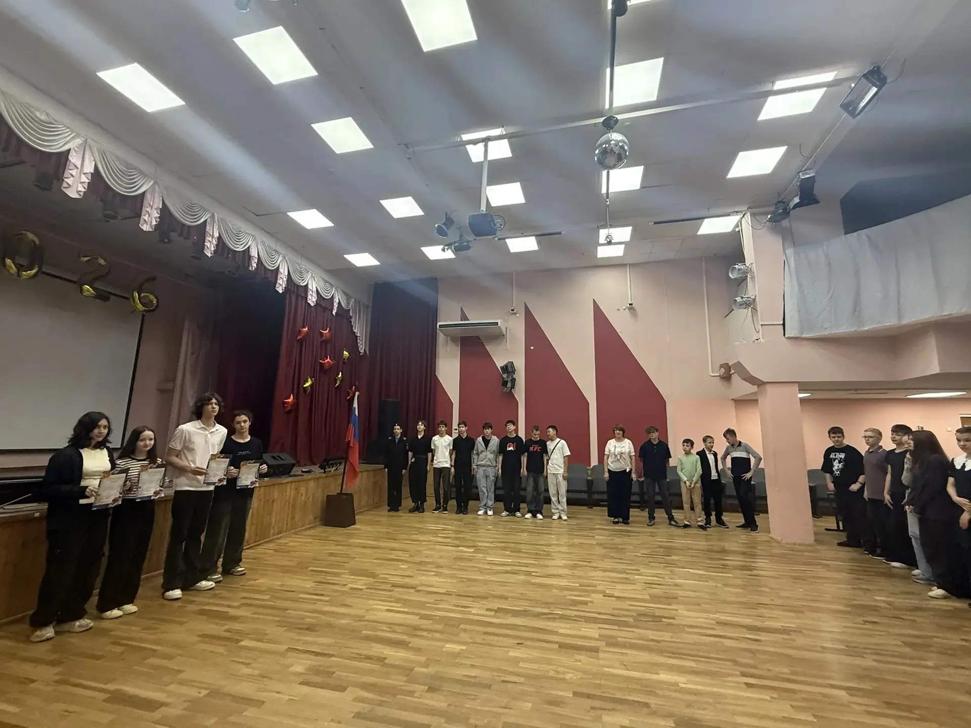 🇷🇺 Церемония поднятия флага России  Сегодня в нашей школе прошла заключительная в этом учебном году 