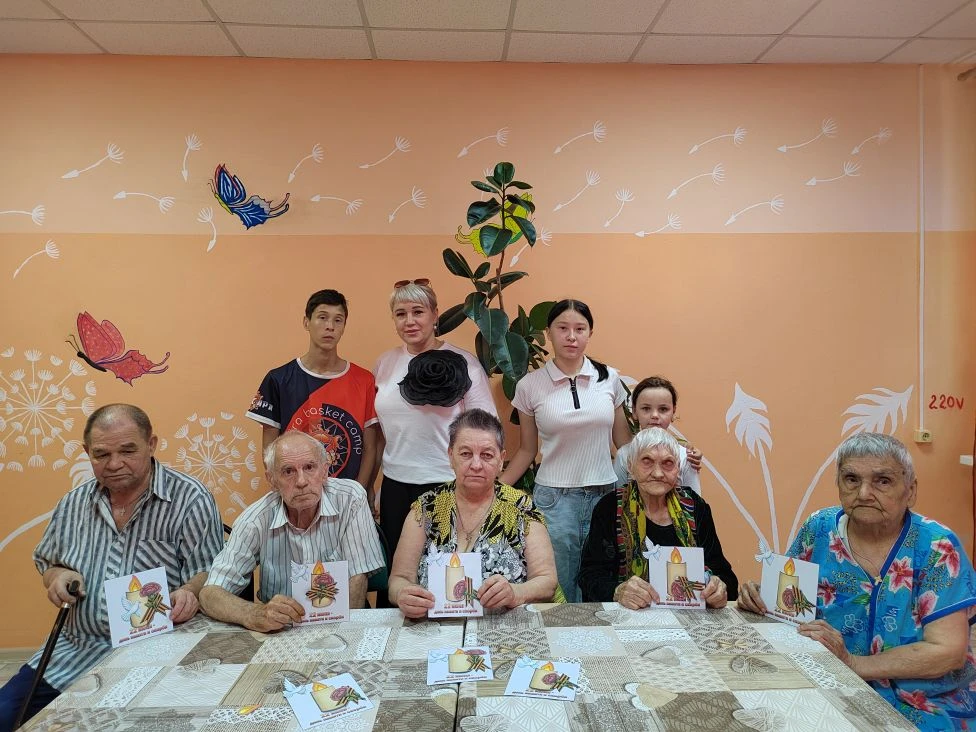 🌟 Творческий мастер-класс «Свеча памяти» 🌟

Воспитанники центра «Дружба» совместно с педагогом Чеп