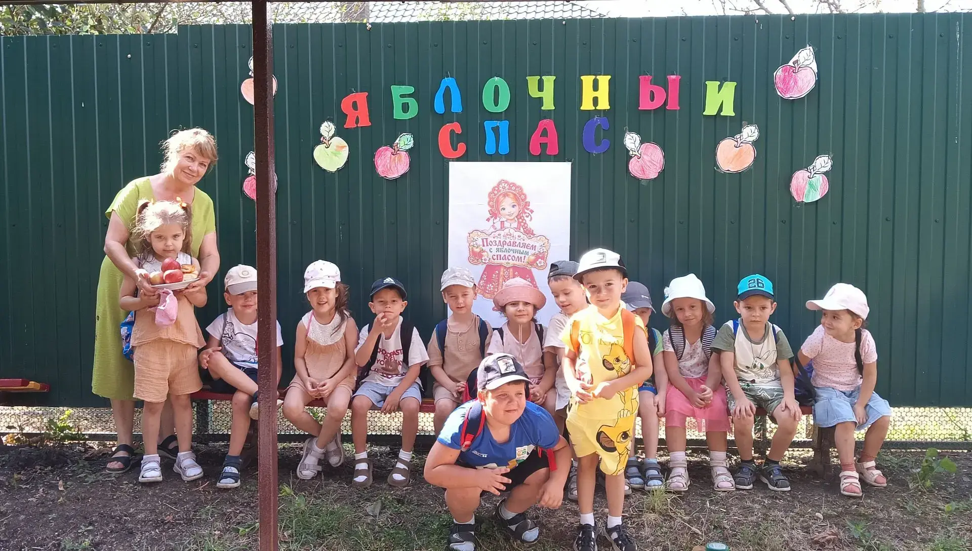 Вчера во второй младшей группе было по-особенному ароматно, шумно и весело — мы праздно...