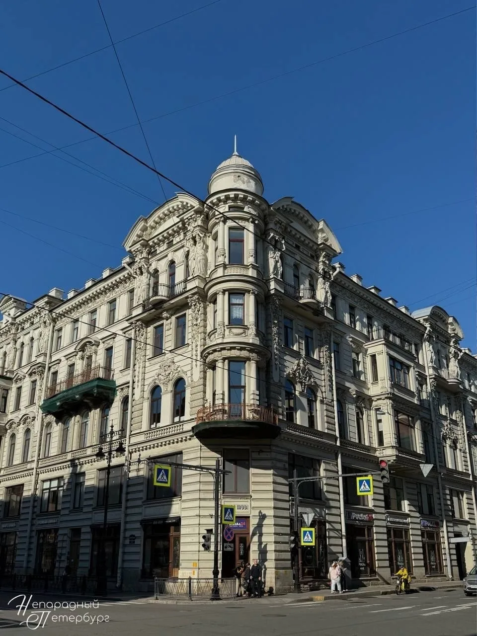 В Петербурге есть дом с тремя адресами