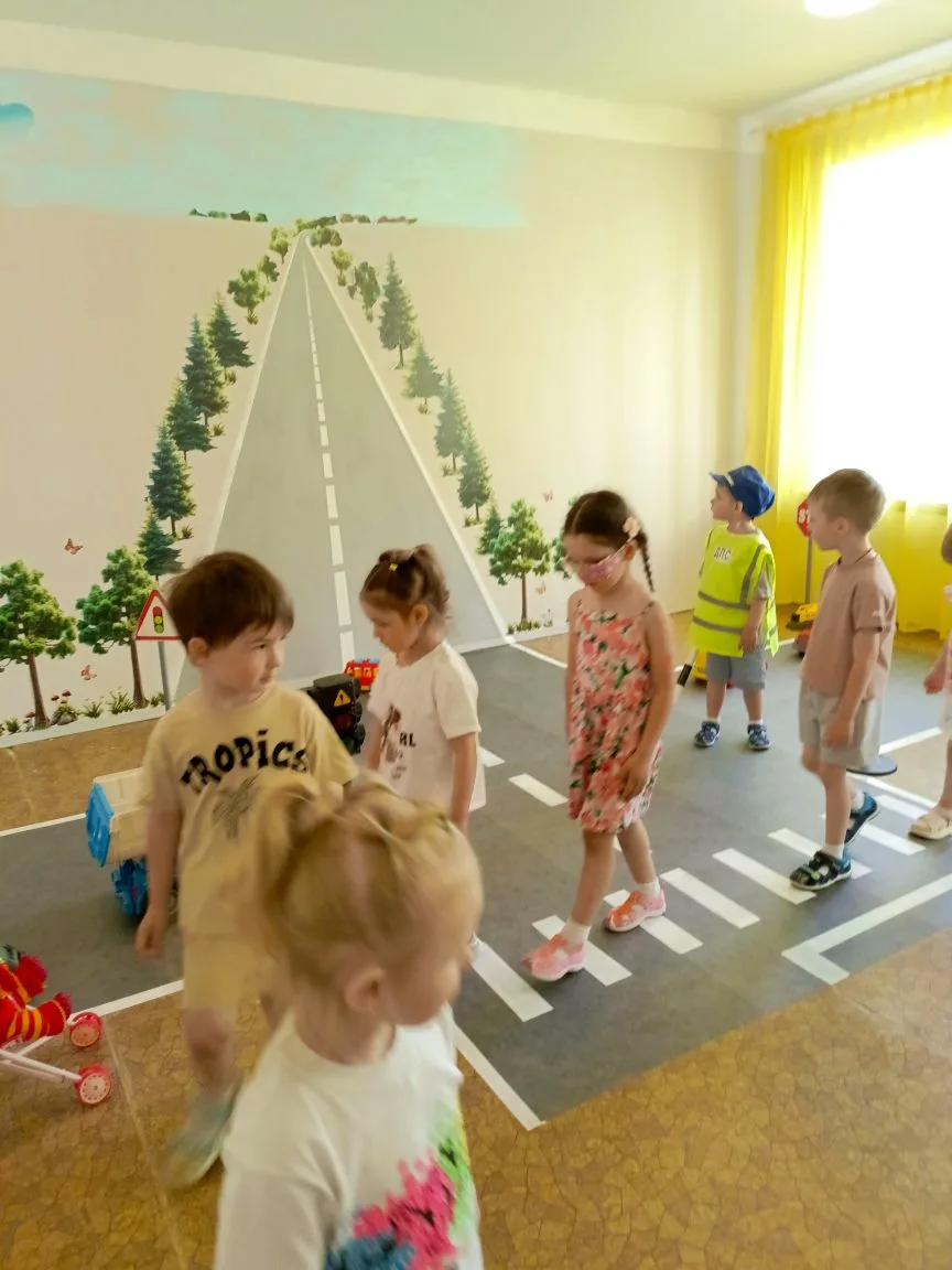 ☀️ Яркое солнце, тепло, пора кататься! Но группа «Звёздочки» знает: безопасность — преж...