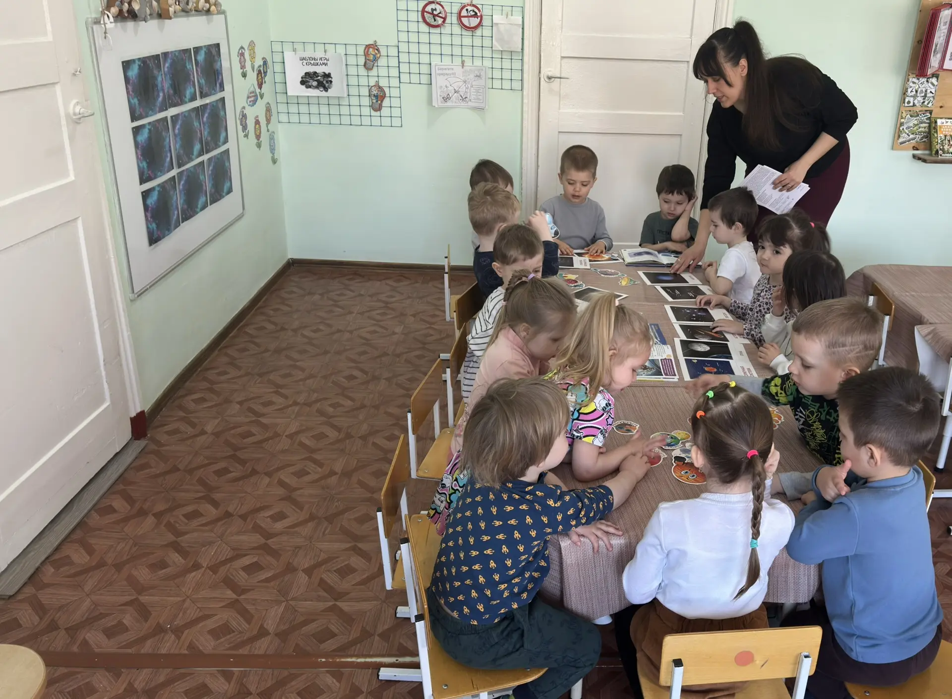 Коллективная работа в группе «Морские котики» в честь празднования «Дня космонавтики» �...