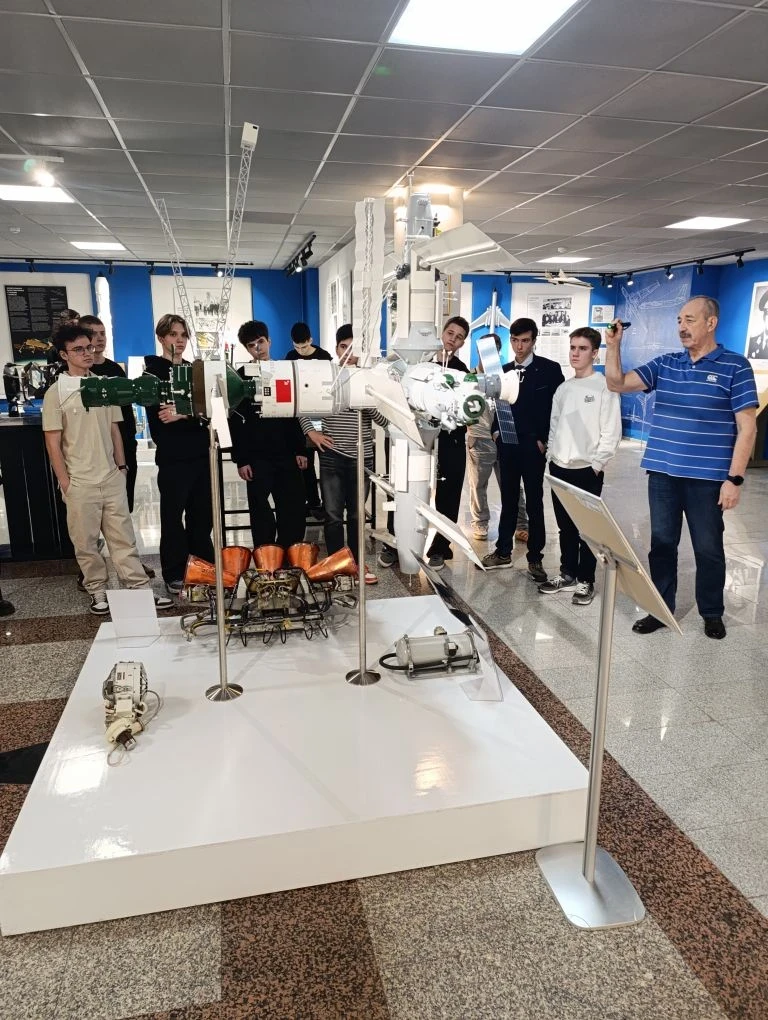🛰 9-е классы посетили музей истории «Государственный космический научно-производственный центр имени