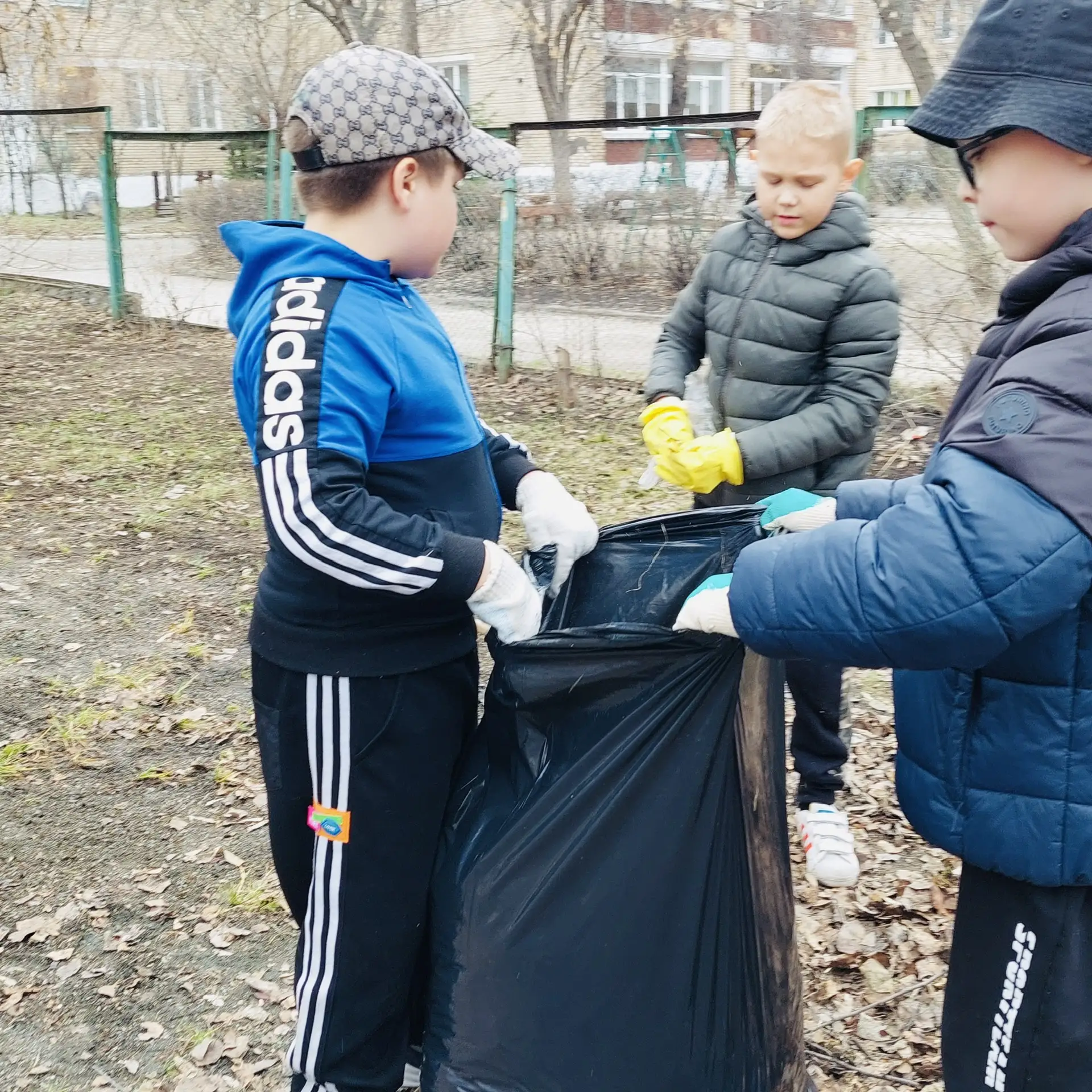 🧹Маленькие герои большого дела!  🤗Наши младшие лицеисты участвуют во Всероссийской акции «Зеленая ве