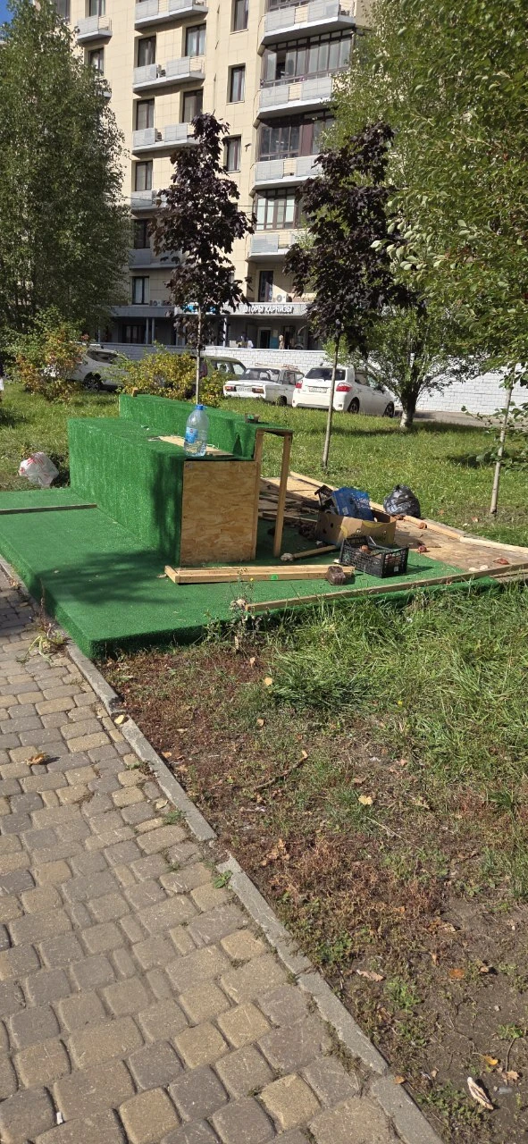 Видное,ул.Завидная 4,остановка 10 школа.Был овощной ларёк,продажи не пошли,бросили,за с...