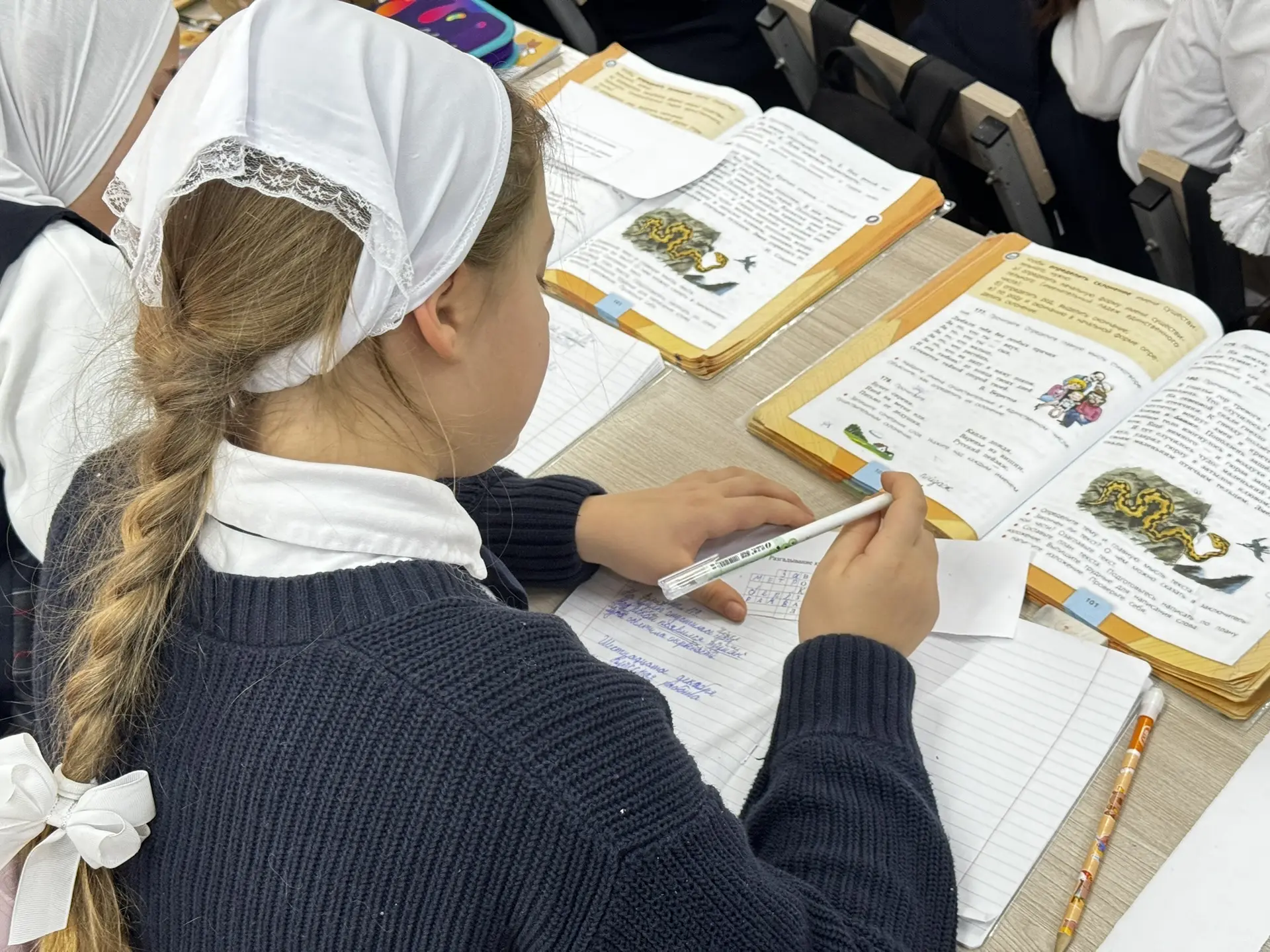 Выпускной акт начальной школы! 🎓 Четвертые классы поставили эффектную точку в Году начальной школы с