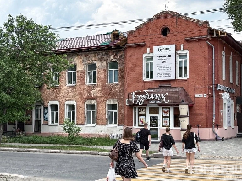 В Томске ремонтируют крышу исторической богадельни Миллюнонек

Здание на Кирова, 50, построенное в н