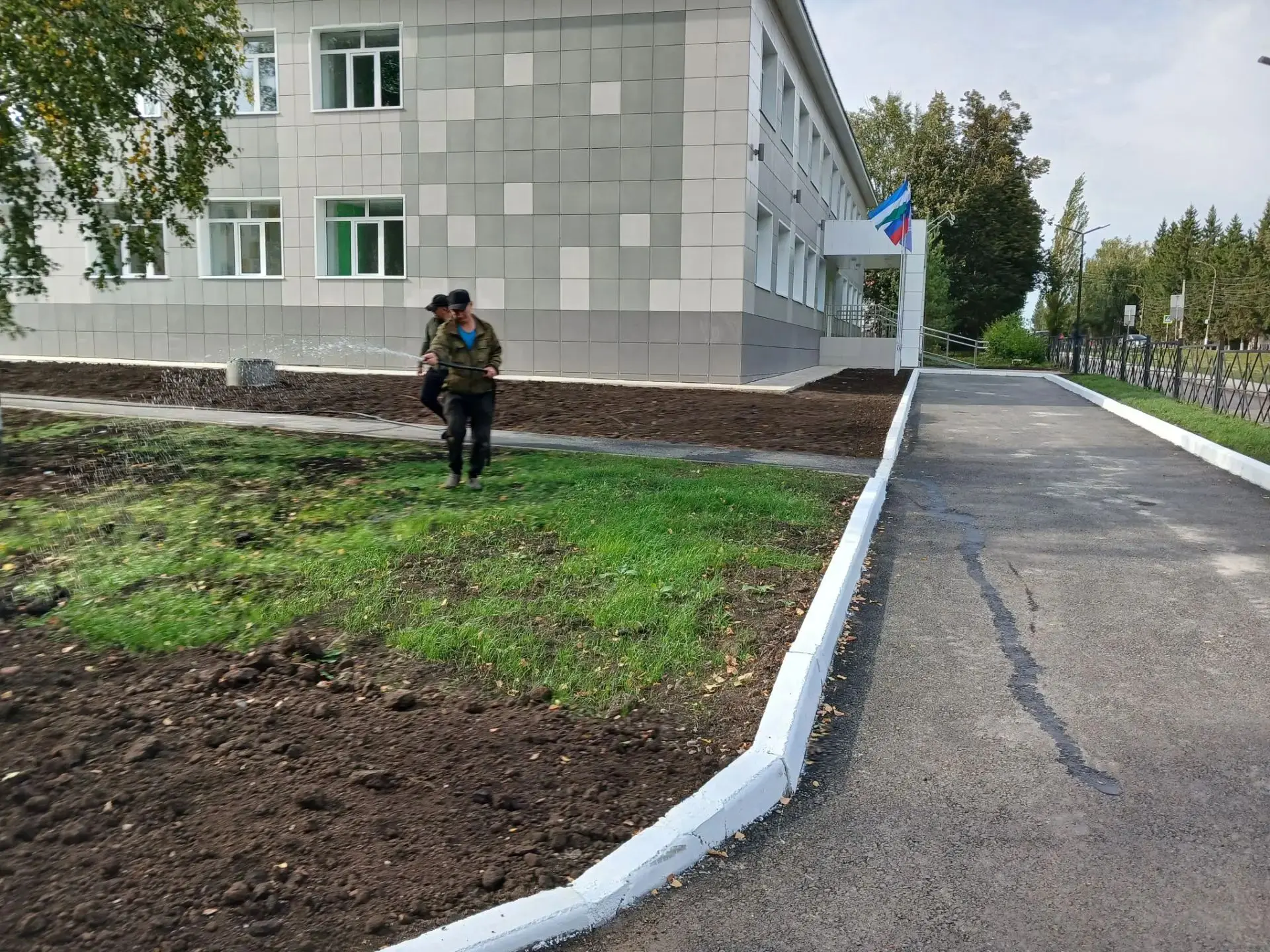 🌱🏫 Обновление начальной школы: новая жизнь на благоустроенной территории! 🏫🌱