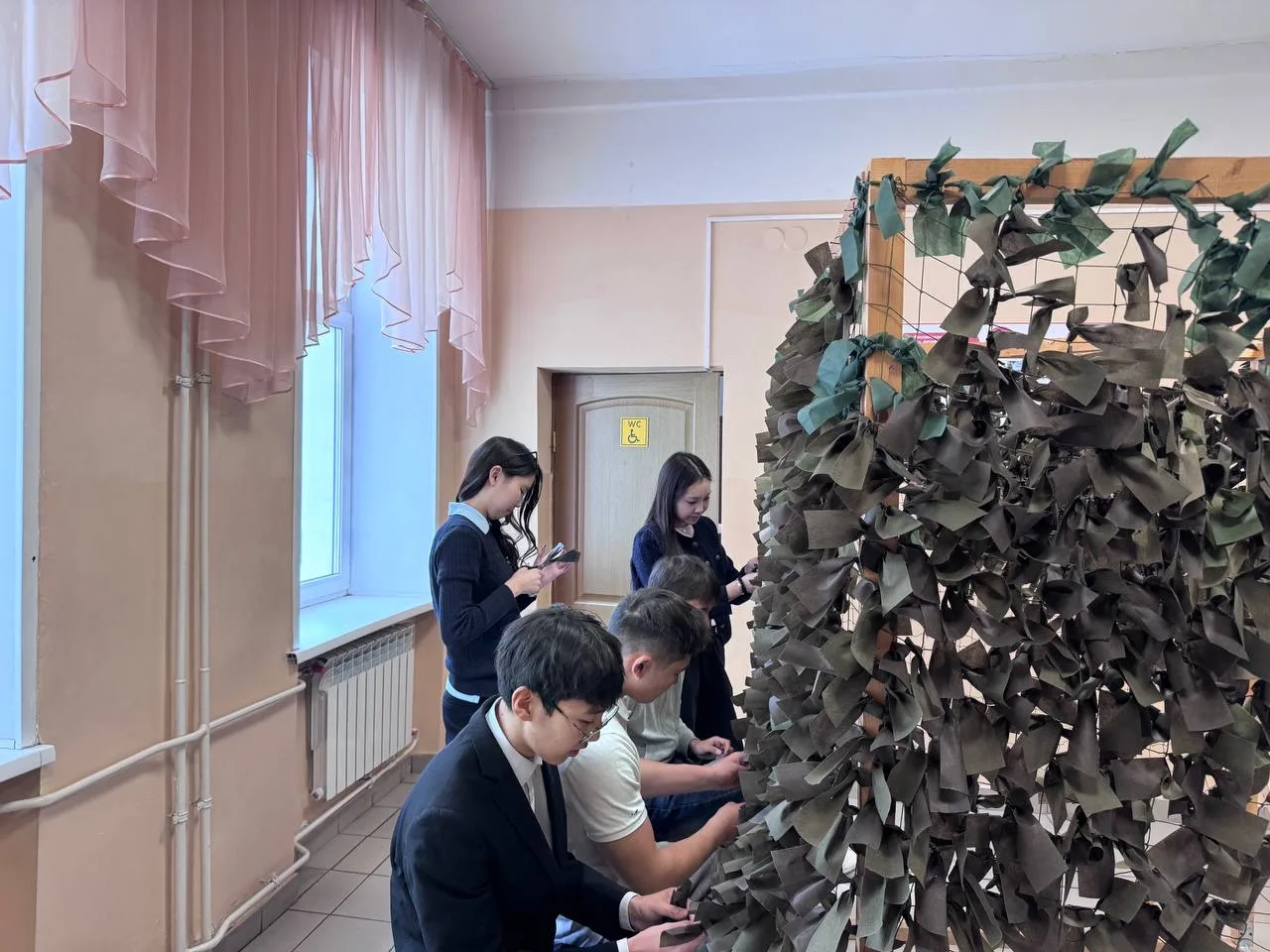 В нашей школе ученики на постоянной основе участвуют в плетении маскировочных сетей.   Ребята с боль