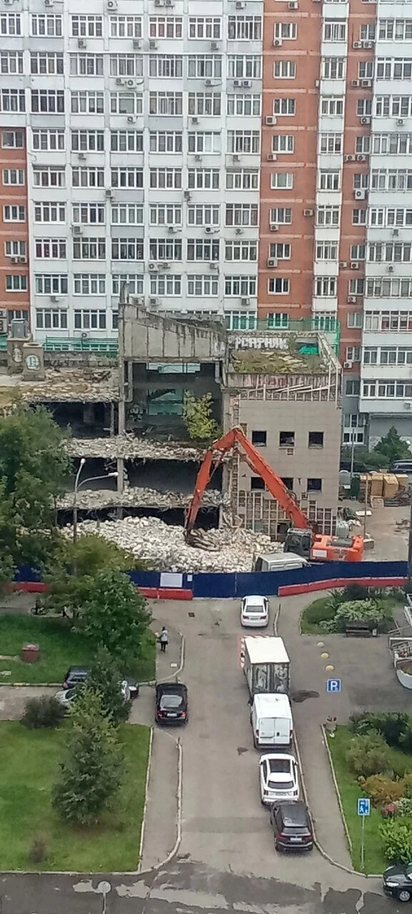 Вот и всё — недостроенный ФОК на Истринской начали сносить.