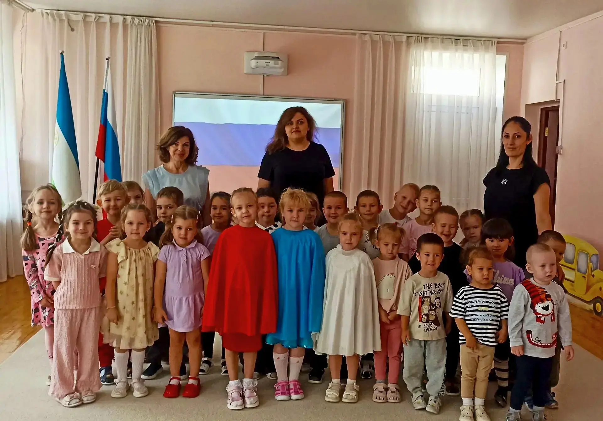 🎉 Провели праздник ко Дню Государственного флага РФ! 🎉