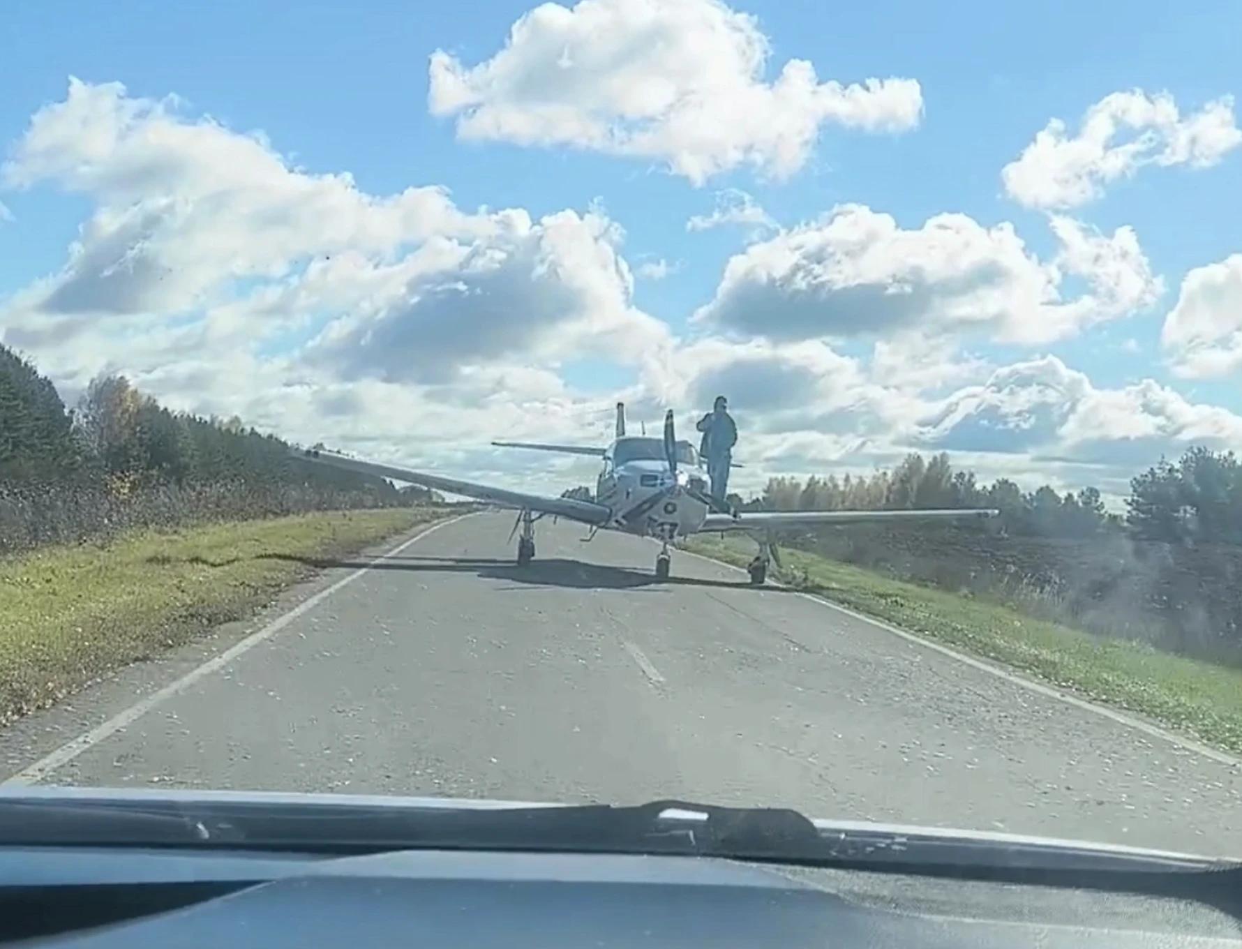 Два самолета совершили экстренную посадку в районе поселка Карсун в Ульяновской области.