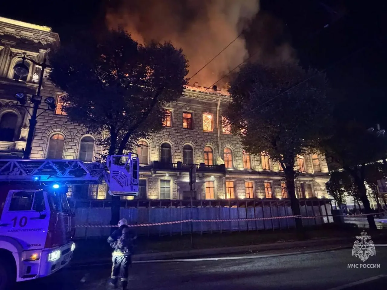 Площадь пожара в особняке Миллера выросла до 2000 квадратных метров