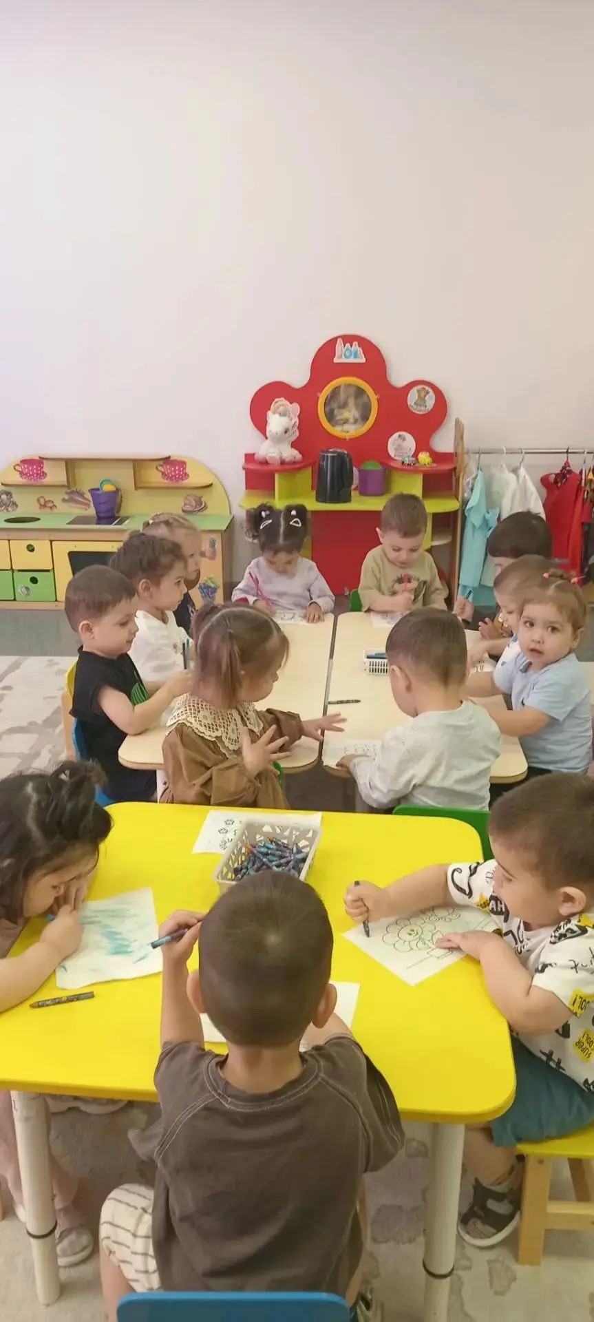 Наши малыши сегодня превратились в настоящих художников!
На занятии ребята раскрашивали картинки — и
