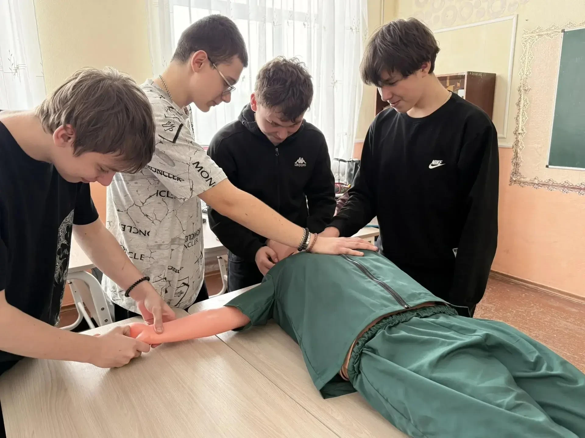 В школах Докучаевского городского округа обновили кабинеты ОБЗР и труда в рамках нацпроекта «Молодеж