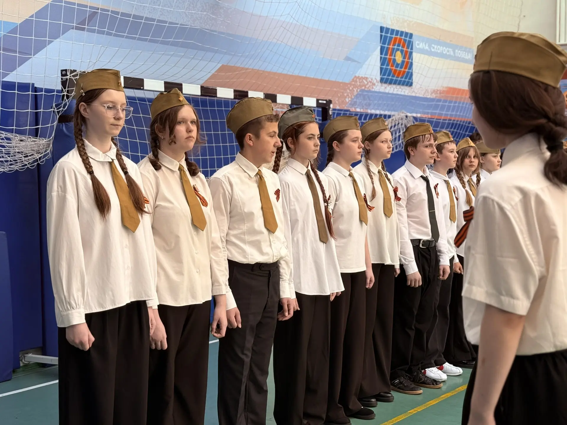 Защитники растут! 💪 Как у нас прошел «Смотр строя и песни»  В нашей школе прошел ежегодный смотр, по