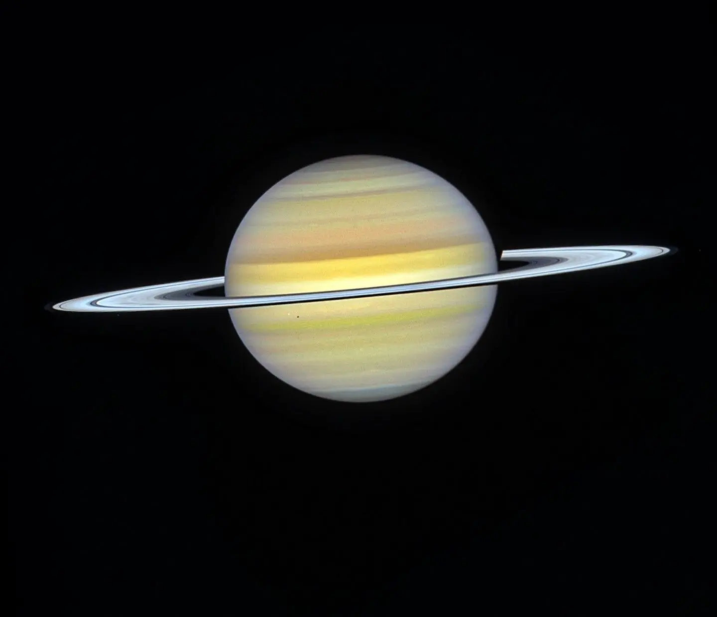 Новые страницы в летописи Сатурна
На протяжении десятилетий наблюдения телескопа Hubble формировали 
