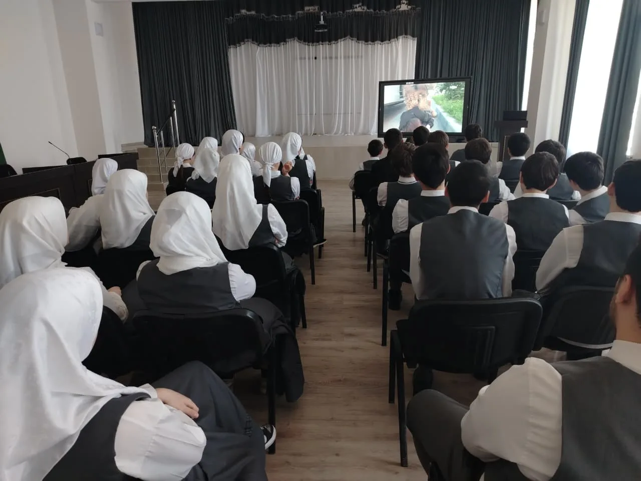 Сегодня под руководством советника директора по воспитанию и взаимодействию с детскими общественными