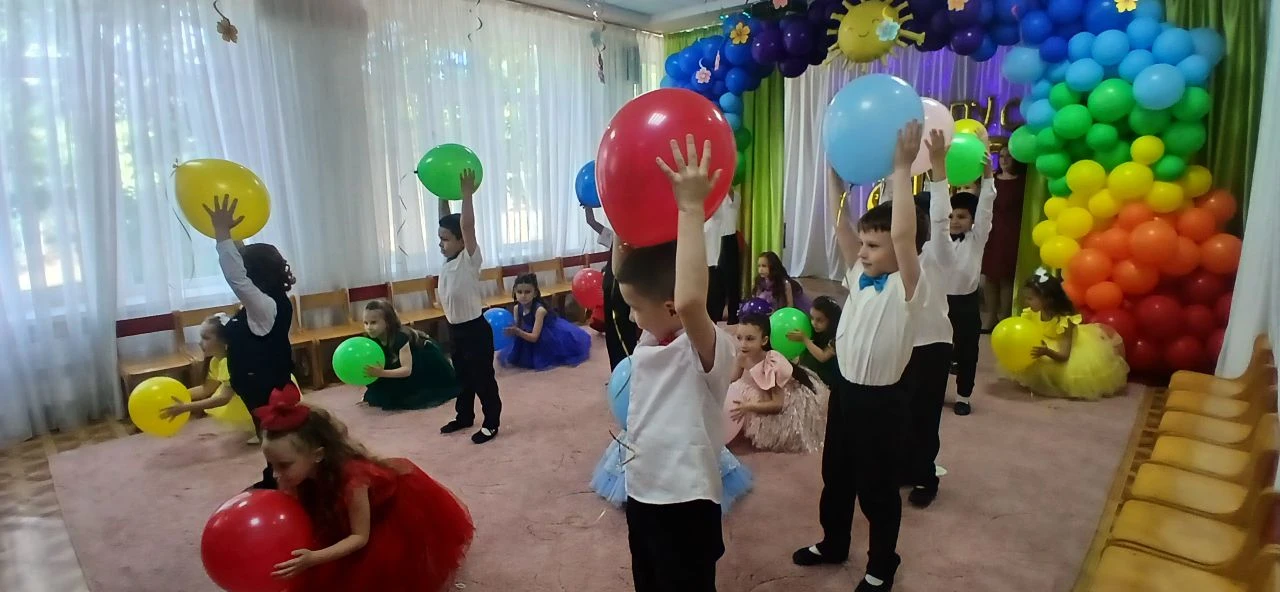 🎉25 мая прошёл выпускной бал в подготовительной группе "Непоседы" 
💥Выпускной – это как «порог» из