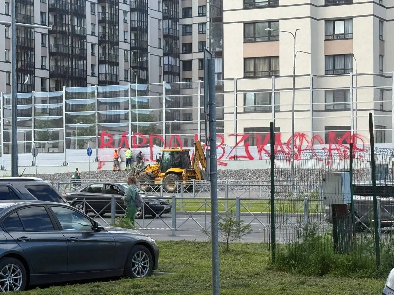 🎨 Почти спустя месяц добрались до "художеств" на шумозащитных экранах на новом участке проспекта Ав