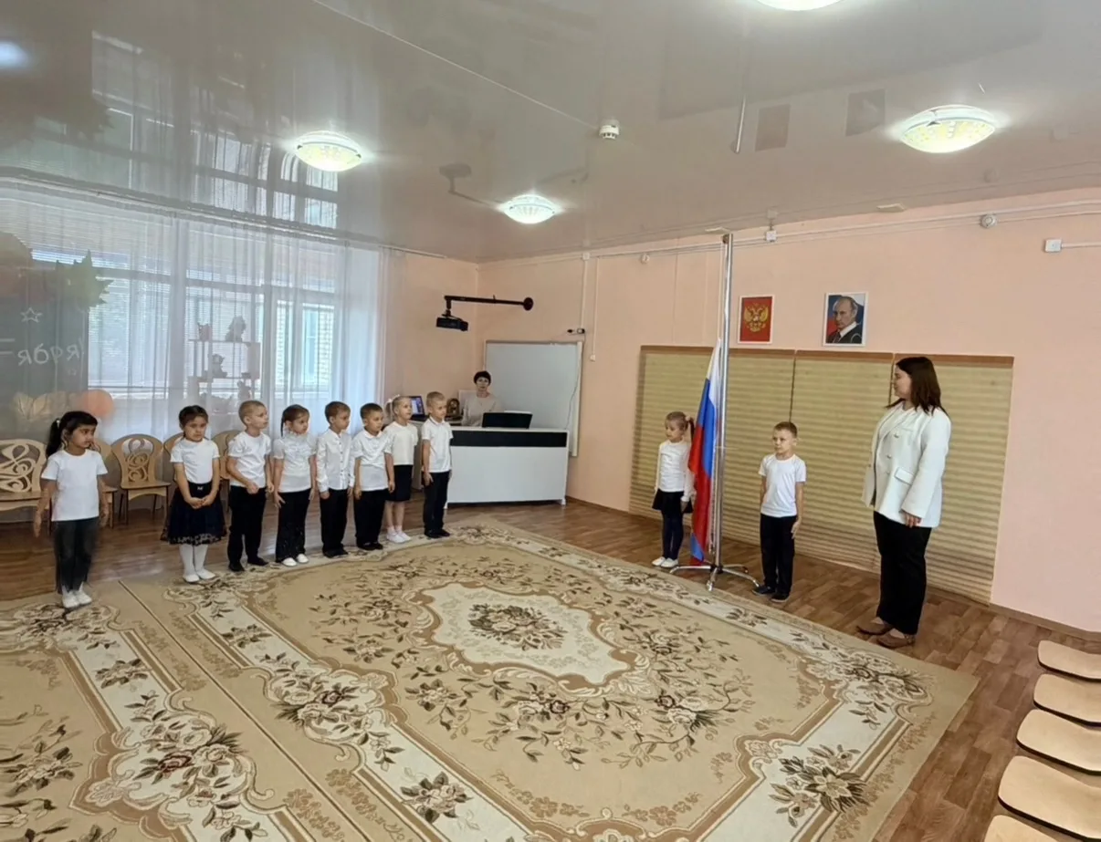 Сегодня 7 сентября, понедельник, а значит, в детском саду традиционное поднятие государ...