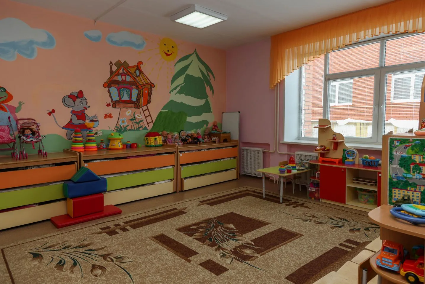 С утра проехал в школу №20.  Сегодня суббота, но здесь достаточно оживлённо: дети приходят на дополн