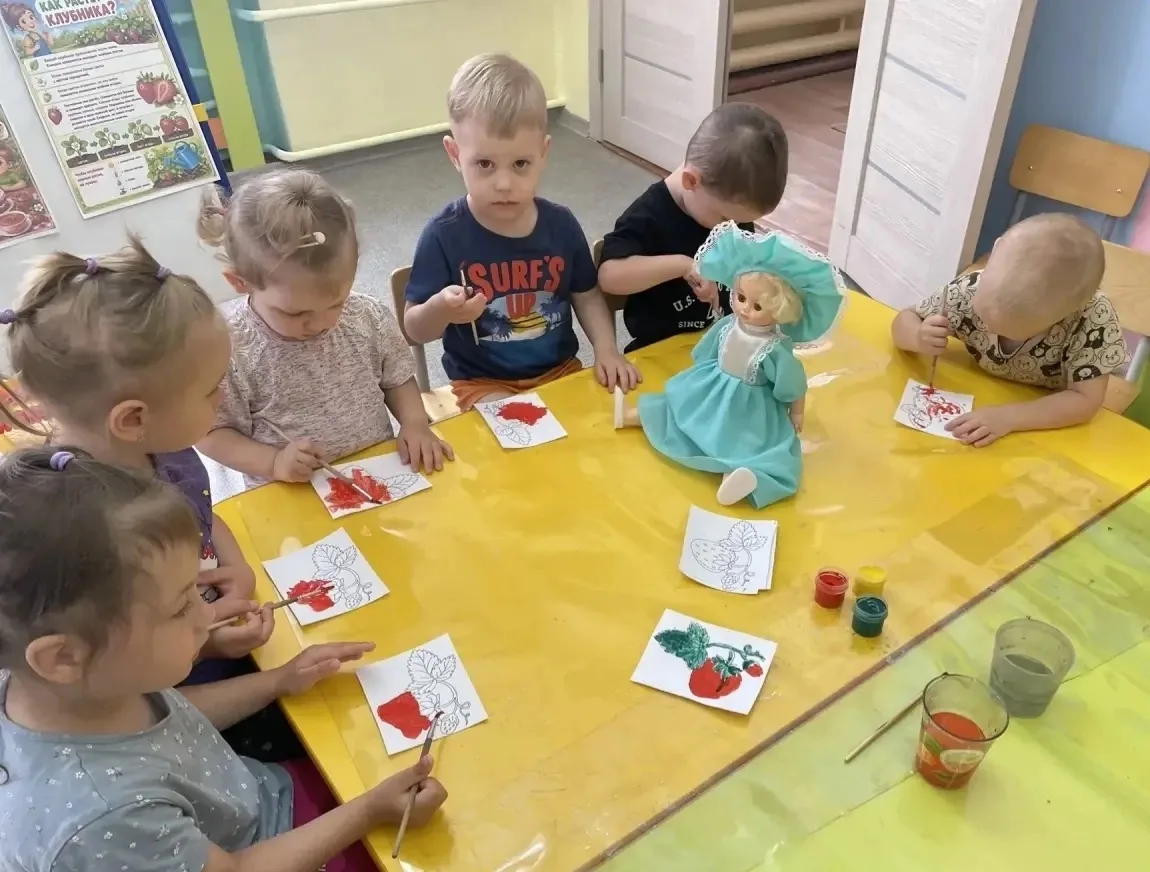 🍓Клубника — это многолетнее растение, которое выращивают в садах и огородах. Любят её за сладкий вк