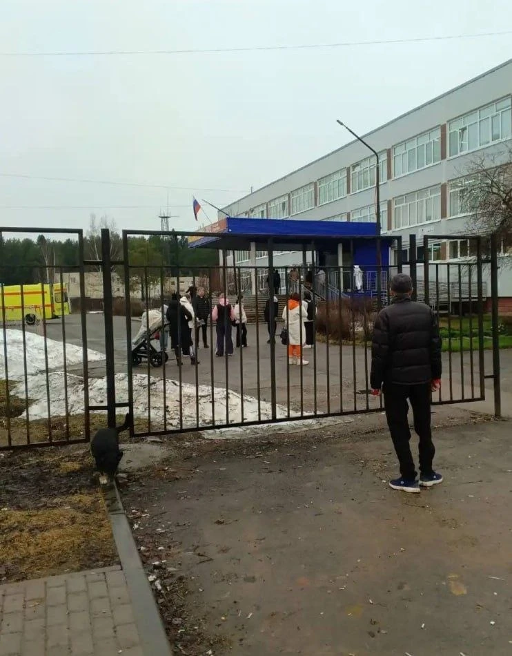 Подросток с ножом напал на учителя в Перми.  У школы № 5 17-летний ученик нанёс преподавателю нескол