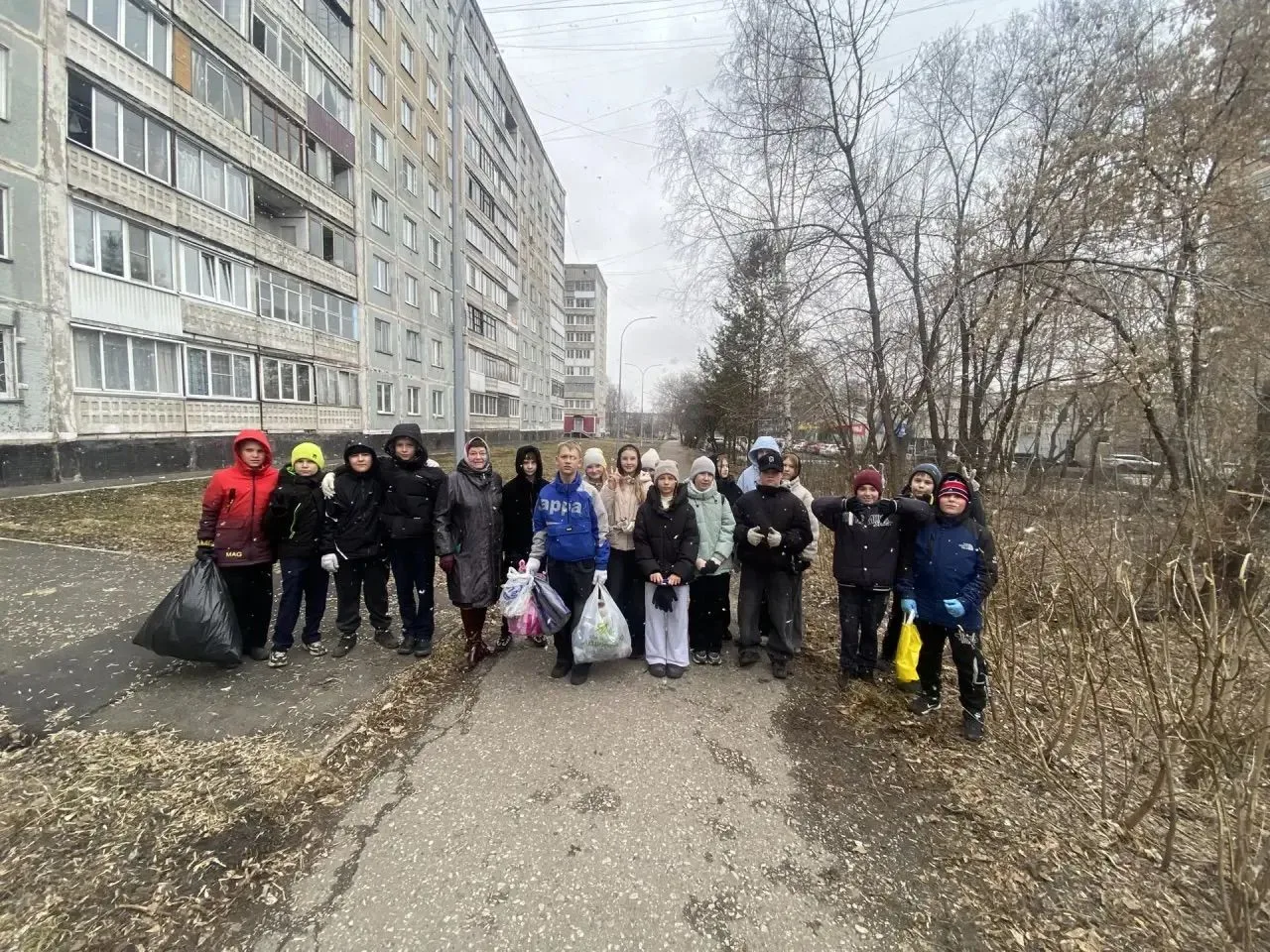 💥Вместе делаем мир чище! 📌Сегодня наша школа превратилась в настоящий центр активности!  🌟Ученики и 