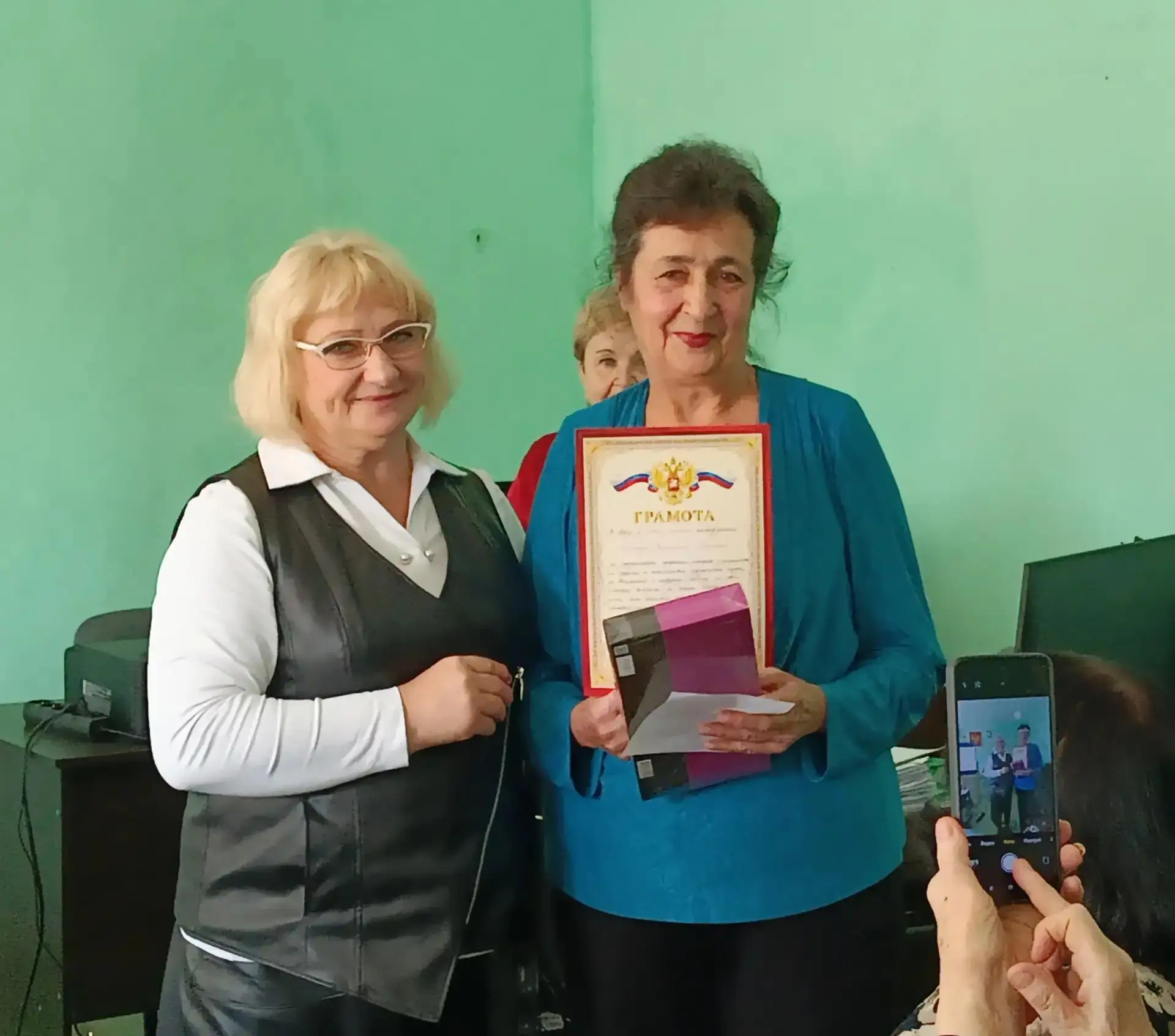 В Кировском историко-художественном музее в этот осенний день собрались члены городской...