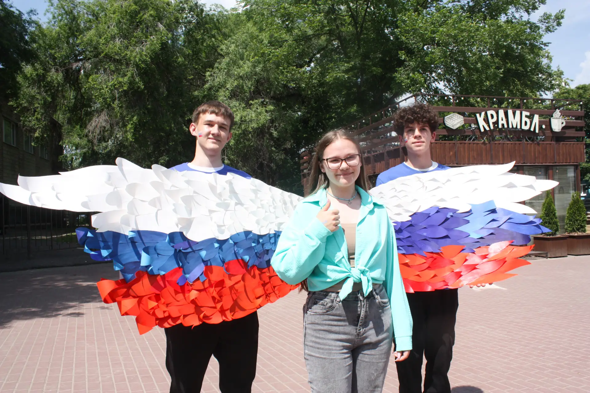 🎉В преддверии Дня России активисты «Движения Первых», «Молодой Гвардии», творческой группы «Даёшь м