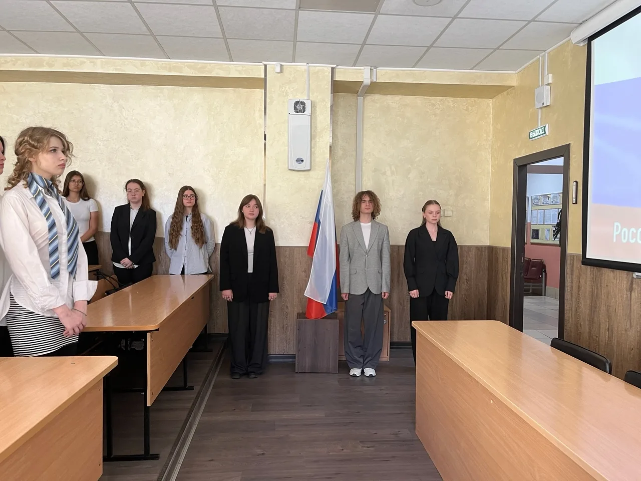 🇷🇺Сегодня в обоих корпусах лицея состоялось поднятие государственного флага и исполнение гимна. На э