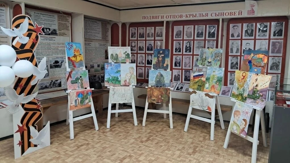Выставка рисунков наших учащихся к 9 Мая в  МКУК «Вершино-Тейский муниципальный историк...