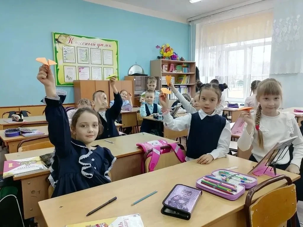 🔔 Сегодня на торжественной линейке, посвящённой Последнему звонку, добрая традиция проекта «Навигат