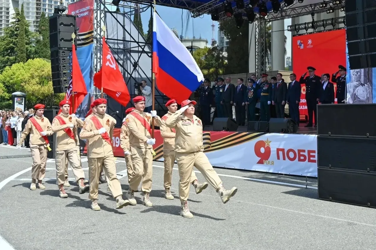 🇷🇺 Торжественный марш в Сочи: память о Великой Победе живет в сердцах поколений! 🇷🇺  📍 7 мая молодёж