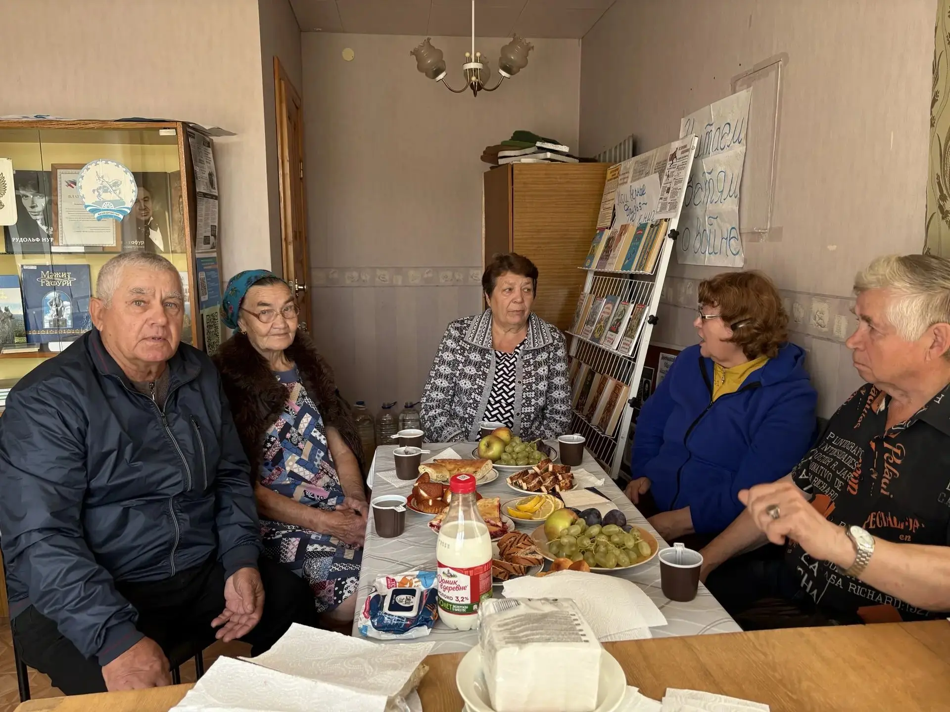 6 октября в библиотеке с. Федоровка прошло праздничное чаепитие и  час-беседа с элемент...