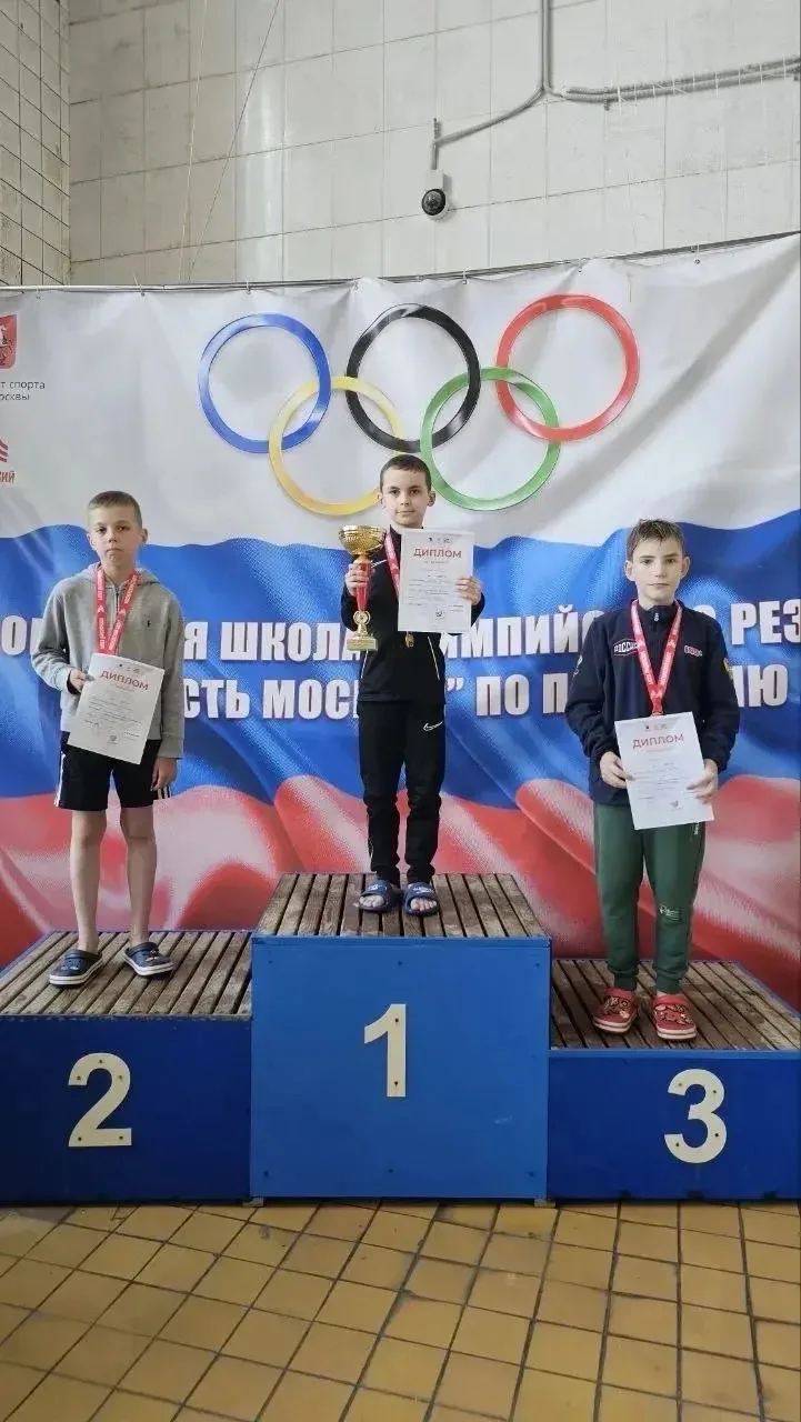 🏊‍♂️ Когда упорство, сила воли и любовь к спорту приводят к победе!  🥇 Наш ученик 4 «Э» класса Марк 