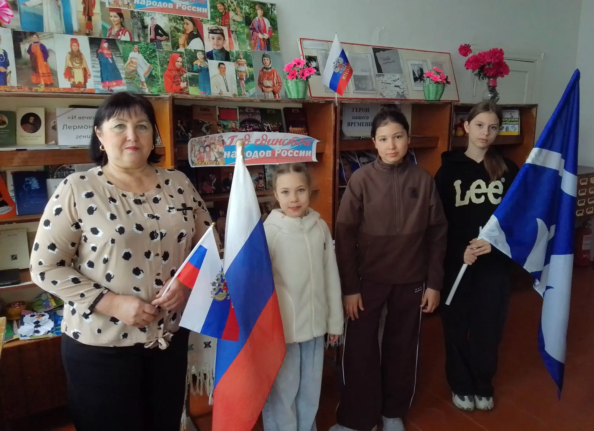 В библиотеке села Карновар прошел урок истории: «Единство национальностей».