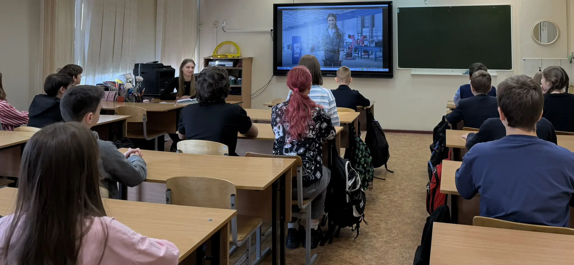 На этой неделе занятие цикла «Разговоры о важном» было посвящено современной промышленности "Заводы 