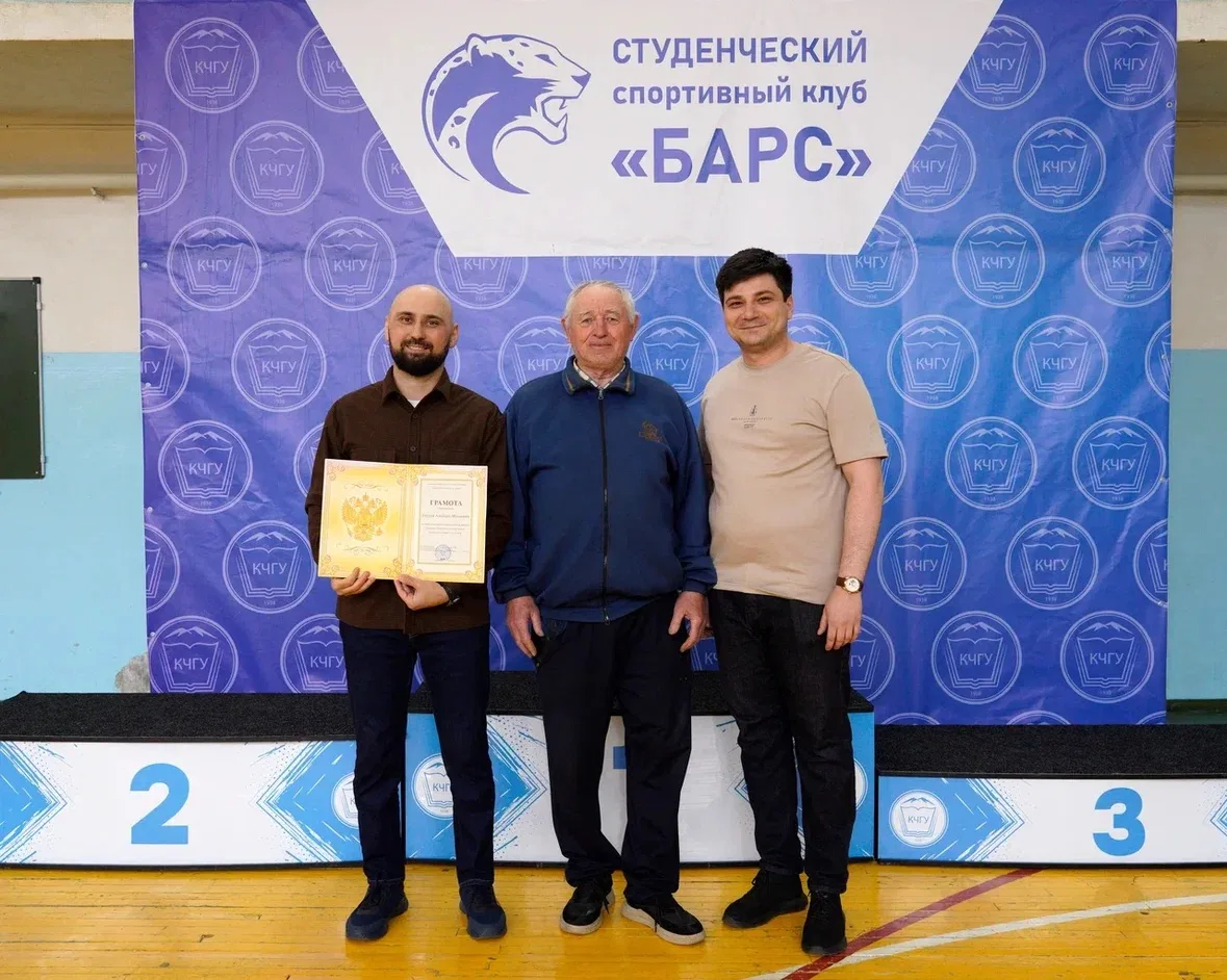 🥇Команда факультета физической культуры — победитель турнира по микс-волейболу среди студентов КЧГУ!