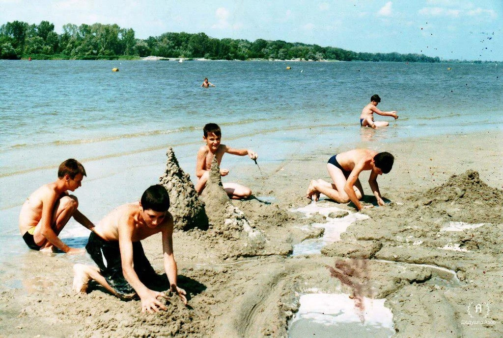 Дети на пляже строят замки из песка⛱️

📸2000е.

Подпишись, у нас интересно👇
https://max.ru/dedushk