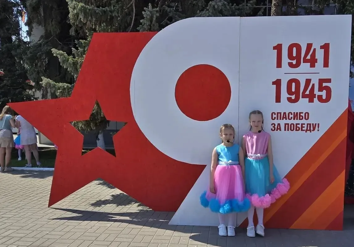 Гордимся нашими учениками  9 мая ученицы 1А класса Лосева Надежда и Мухина София в составе Образцово